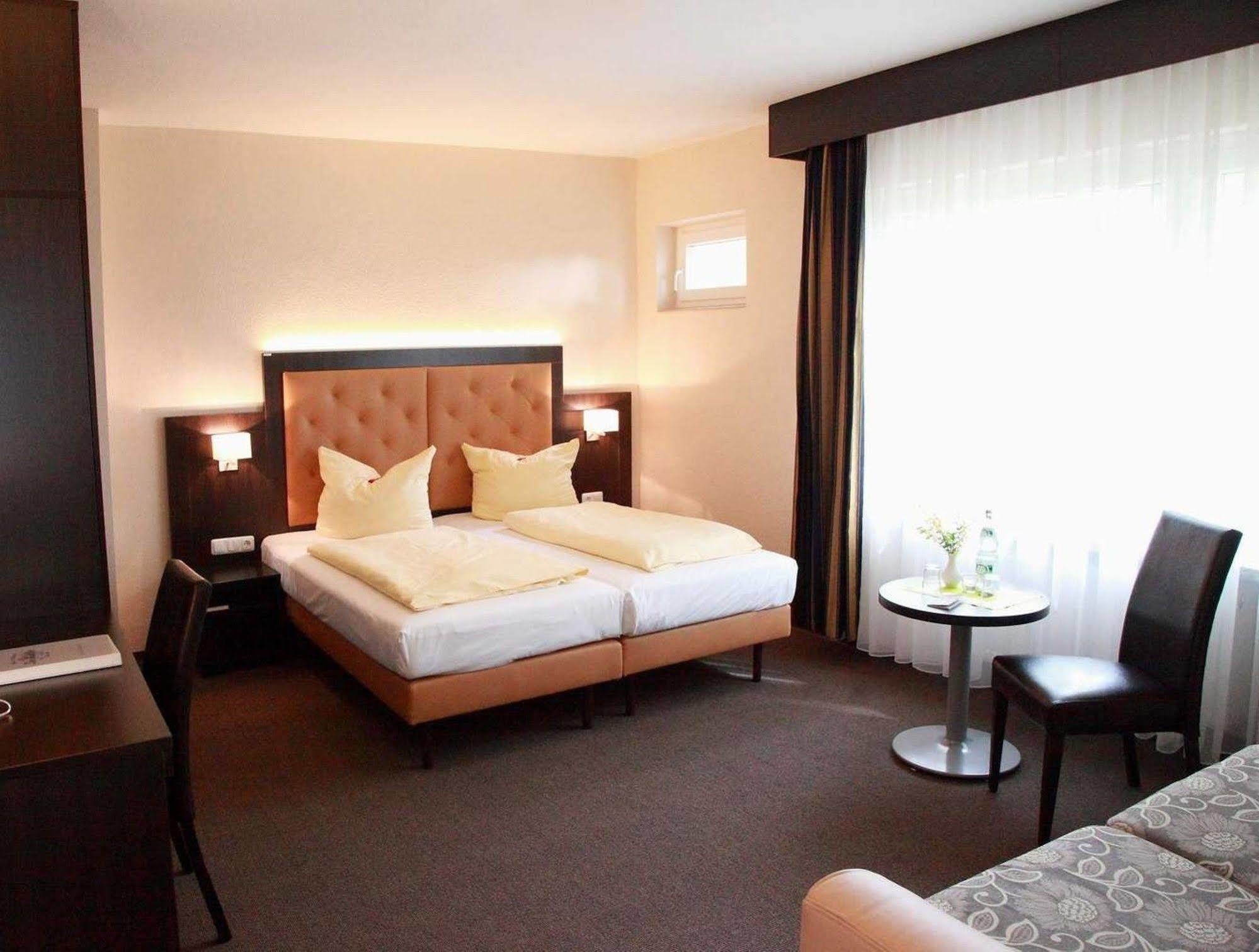 Hotel Zur Heidebluete Hambuhren Экстерьер фото