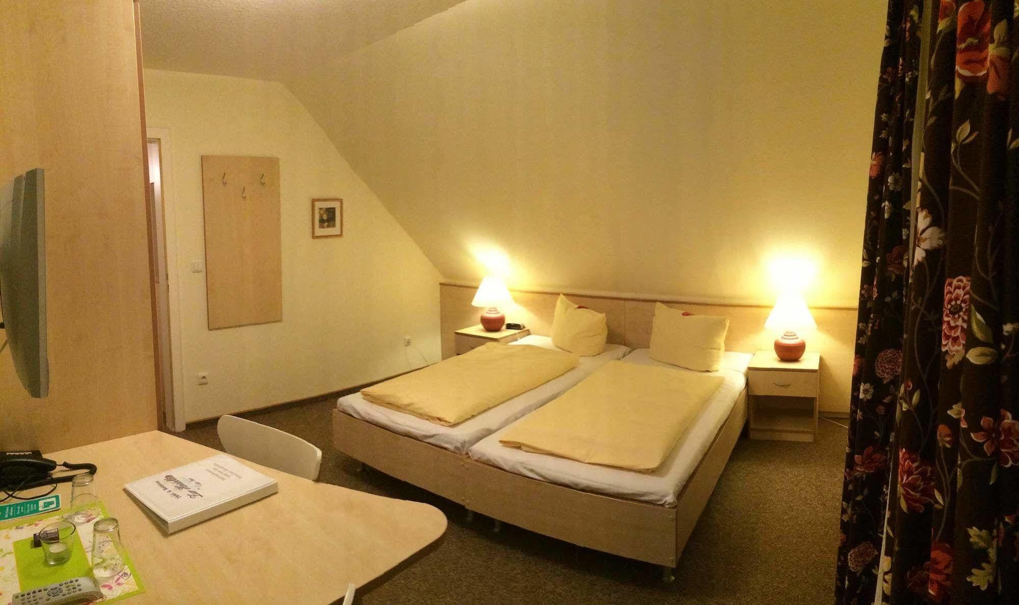 Hotel Zur Heidebluete Hambuhren Экстерьер фото