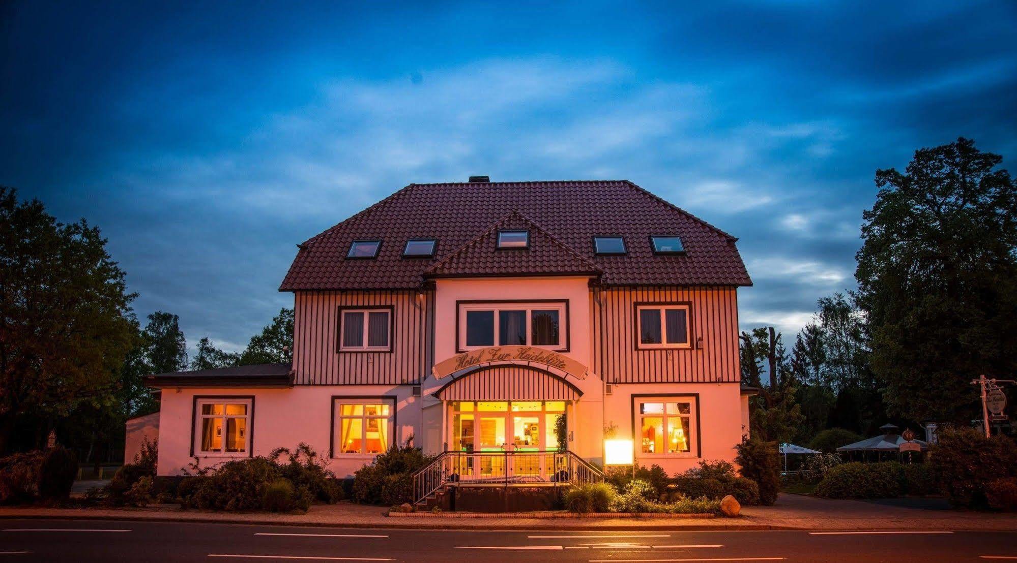 Hotel Zur Heidebluete Hambuhren Экстерьер фото