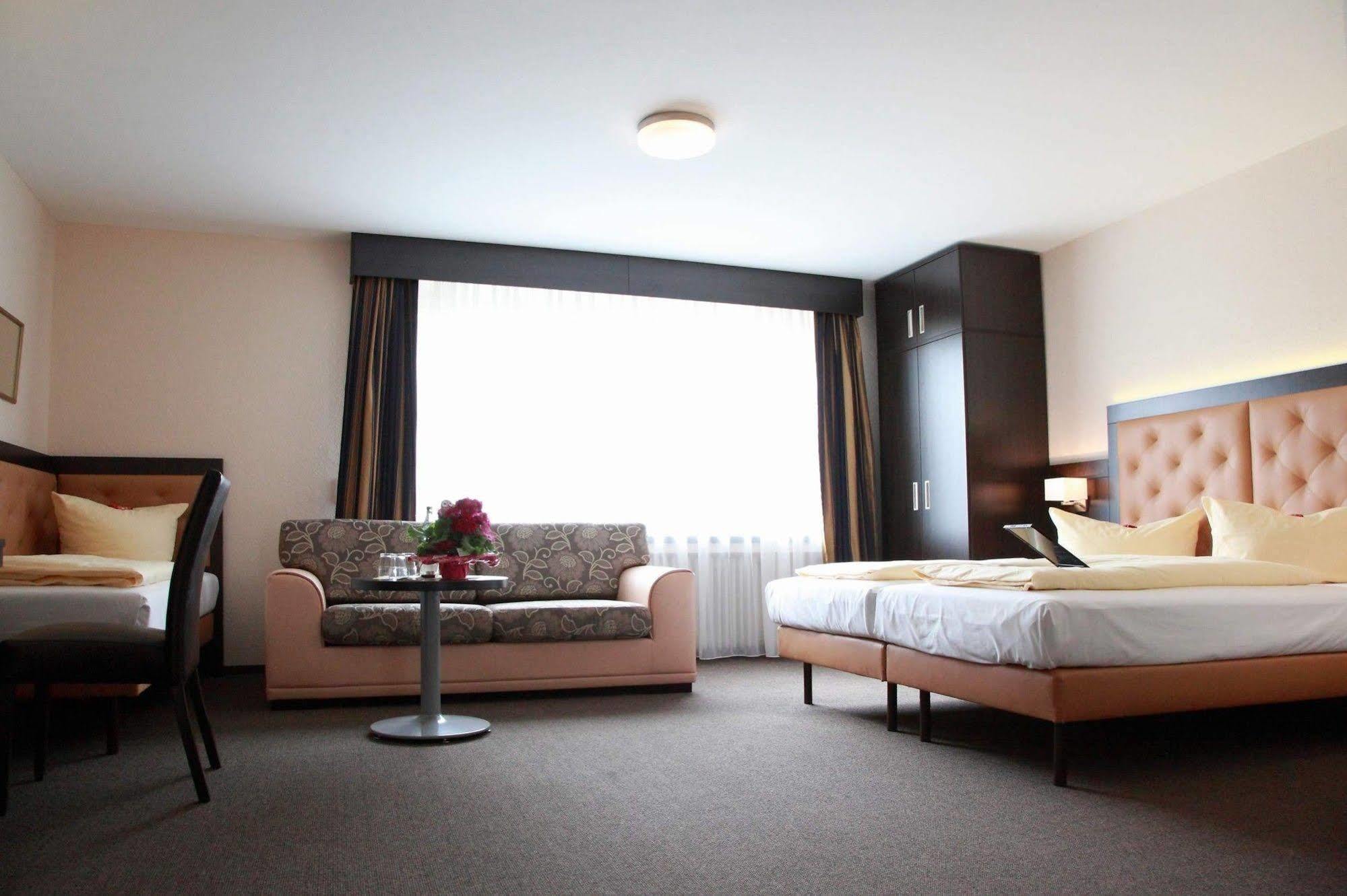 Hotel Zur Heidebluete Hambuhren Экстерьер фото